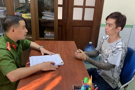 Đối tượng Lê Văn Bậm tại cơ quan công an. (Ảnh: Công an cung cấp).