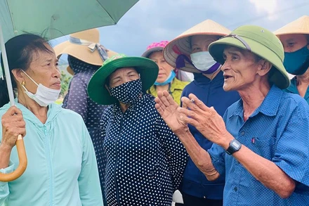 Ông Huy thường xuyên gặp gỡ trao đổi với bà con trong thôn.