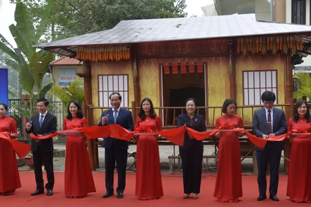 Đại diện lãnh đạo tỉnh Lạng Sơn và các sở, ban ngành cắt băng khai mạc triển lãm. 