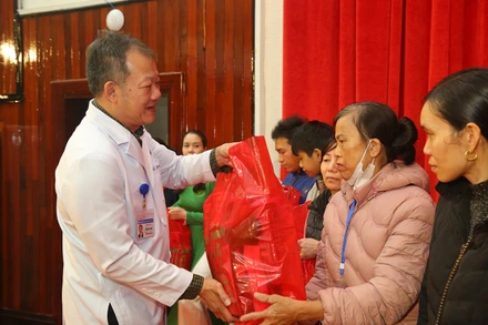 TS Dương Đức Hùng, Giám đốc Bệnh viện Hữu nghị Việt Đức trao quà cho người nhà người bệnh.