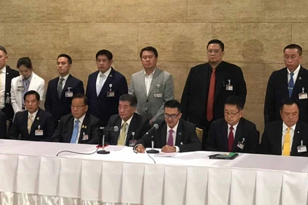 Đại diện các đảng phái trong liên minh tại buổi họp báo ngày 21/8. (Ảnh: Bưu điện Bangkok)