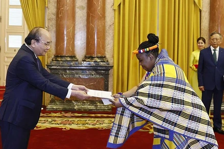 Chủ tịch nước Nguyễn Xuân Phúc tiếp nhận Quốc thư của Đại sứ Đặc mệnh toàn quyền Cộng hòa Nam Phi Vuyiswa Tulelo. 