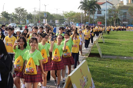 Học sinh đi bộ gây quỹ. 