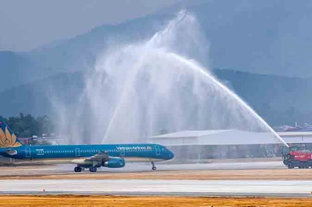 Máy bay Airbus A321 mang số hiệu VN-A396 của Vietnam Airlines hạ cánh thành công xuống sân bay Điện Biên.