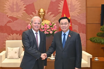 Chủ tịch Quốc hội Vương Đình Huệ và Tổng Giám đốc Điều hành Ngân hàng Thế giới Axel van Trotsenburg tại buổi tiếp.