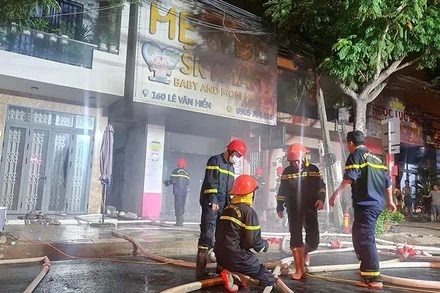 Lực lượng chức năng tiếp cận, khống chế đám cháy.