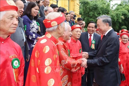 Chủ tịch nước Tô Lâm với người cao tuổi tiêu biểu. 