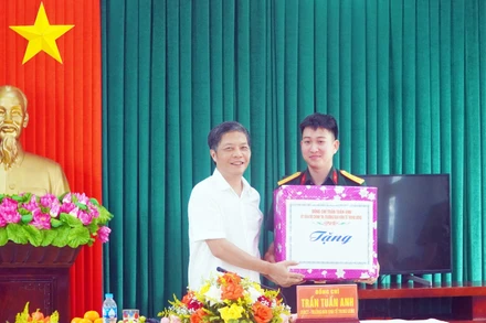 Đồng chí Trần Tuấn Anh tặng quà cho Trung đội đảo La.