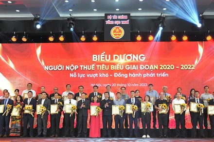 Các doanh nghiệp nộp thuế tiêu biểu giai đoạn 2020-2022 được tuyên dương tại hội nghị.