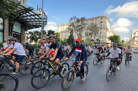 Các đại biểu cùng đạp xe quanh nhiều tuyến đường quận 1.