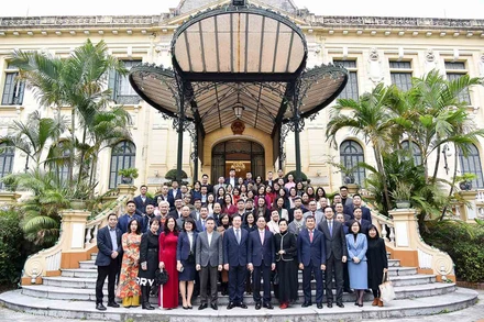 Bộ trưởng Ngoại giao Bùi Thanh Sơn với đại diện các cơ quan quản lý báo chí Trung ương, đại diện lãnh đạo các cơ quan báo chí và phóng viên chuyên trách lĩnh vực thông tin đối ngoại. (Ảnh: Báo Thế giới và Việt Nam)