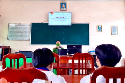  Đồng chí Trung tá Nguyễn Văn Thiền, Phó Trưởng Công an xã Tân Hộ Cơ đang tổ chức tuyên truyền về công tác phòng, chống ma túy cho học sinh Trường Trung học cơ sở Tân Hộ Cơ. 