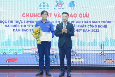 Bí thư Trung ương Đoàn Thanh niên cộng sản Hồ Chí Minh Nguyễn Tường Lâm (bên phải) trao giải Nhất Cuộc thi trực tuyến “Thanh niên với văn hóa giao thông” năm 2022 tặng thí sinh Nguyễn Hoàng Phúc. 