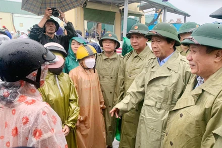 Phó Thủ tướng Lê Văn Thành và lãnh đạo tỉnh Quảng Trị kiểm tra công tác phòng, chống bão, thăm hỏi người dân huyện Triệu Phong.