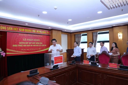 Cán bộ, công chức, viên chức Ban Nội chính Trung ương tham gia chia sẻ khó khăn với đồng bào bị thiệt hại bởi thiên tai.