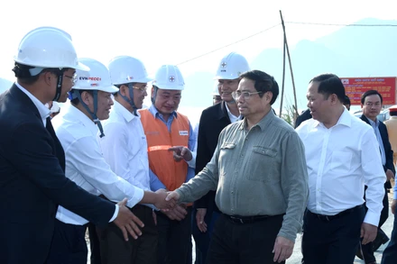 Thủ tướng Phạm Minh Chính thăm các đơn vị thi công trên công trường xây dựng Nhà máy Thủy điện Hòa Bình mở rộng.
