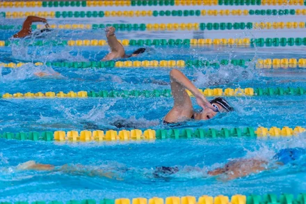 Các vận động viên nữ tranh tài ở nội dung bơi tự do tại vòng loại. 