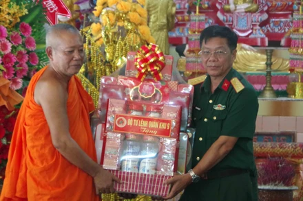 Đại tá Huỳnh Văn Bé Tư tặng quà tại chùa Bốn Mặt, xã Phú Tân, huyện Châu Thành, tỉnh Sóc Trăng.