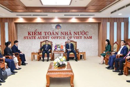 Phó Tổng Kiểm toán nhà nước phụ trách Ngô Văn Tuấn tiếp xã giao và làm việc với Đoàn Chủ tịch Kiểm toán nhà nước Lào. (Ảnh: Minh Thúy)