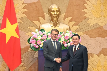 Chủ tịch Quốc hội Vương Đình Huệ và Chủ tịch Nhóm Nghị sĩ phụ trách quan hệ với các quốc gia Đông Nam Á và ASEAN Daniel Caspary tại buổi tiếp.