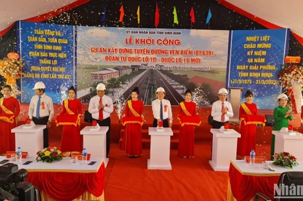 Các đại biểu nhấn nút khởi công dự án xây dựng tuyến đường ven biển (ĐT.639) đoạn từ Quốc lộ 1D đến Quốc lộ 19 mới.