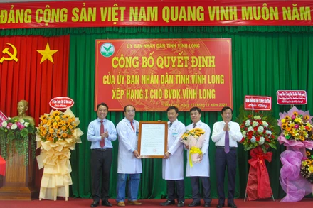 Lãnh đạo tỉnh Vĩnh Long trao quyết định công nhận bệnh viện hạng I cho Ban lãnh đạo Bệnh viện đa khoa tỉnh Vĩnh Long. 