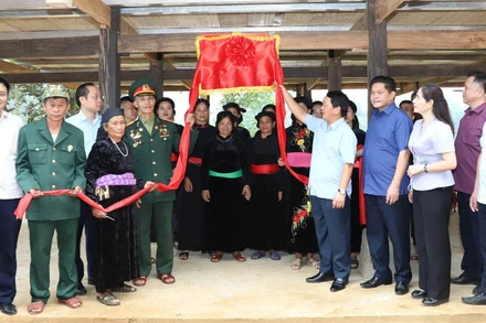 Bí thư Tỉnh ủy Hà Giang thực hiện nghi thức khánh thành nhà mới cho gia đình thương binh Mai Trung Liên, xã Yên Định, huyện Bắc Mê.