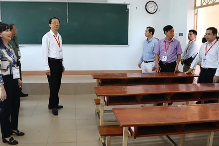 Đoàn công tác Bộ Giáo dục và Đào tạo kiểm tra phòng thi ở điểm thi Trường trung học phổ thông Ngô Quyền.