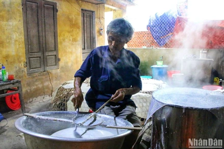 Ông Đặng Bê (68 tuổi), trú thôn Túy Loan Tây với nghề làm bánh đã gần 50 năm.