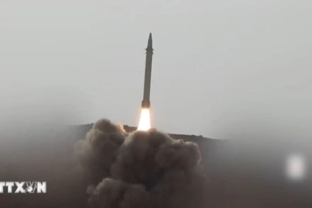 Tên lửa do lực lượng Houthi phóng từ Yemen nhằm vào các tàu thương mại trên Biển Đỏ. (Ảnh: THX/TTXVN)