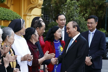 Chủ tịch nước Nguyễn Xuân Phúc gặp mặt 50 đại biểu đại diện cho gần 200 nhân vật trong chương trình "Việc tử tế" của Đài Truyền hình Việt Nam trong năm 2022. (Ảnh: TTXVN) 