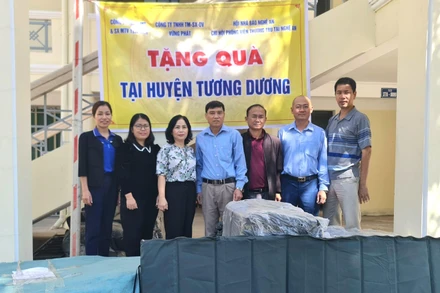 Trao tặng phao võng cứu sinh cho bà con huyện Tương Dương. 