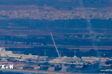 Hệ thống phòng không Israel đánh chặn tên lửa được phóng từ Liban, ngày 24/9/2024. (Ảnh: THX/TTXVN)