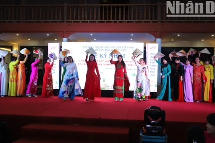 Các thành viên Câu lạc bộ Di sản áo dài Việt Nam tỉnh Đắk Lắk trình diễn áo dài tại lễ kỷ niệm một năm Ngày thành lập Câu lạc bộ.