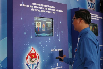 Đại biểu điểm danh qua phần mềm. 