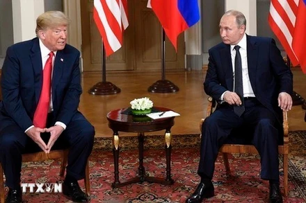 Tổng thống Mỹ Donald Trump (trái) trong cuộc gặp người đồng cấp Nga Vladimir Putin, tại Helsinki (Phần Lan) ngày 16/7/2018. (Ảnh: THX/TTXVN)