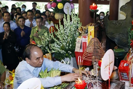 Chủ tịch nước Nguyễn Xuân Phúc và các đại biểu dâng hương tưởng niệm Bác Hồ. 