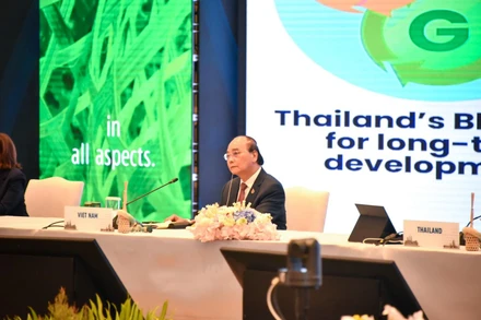 Chủ tịch nước Nguyễn Xuân Phúc tại phiên họp hẹp Hội nghị các nhà lãnh đạo kinh tế APEC lần thứ 29 (phiên thứ nhất). (Ảnh: Ban tổ chức APEC cung cấp)