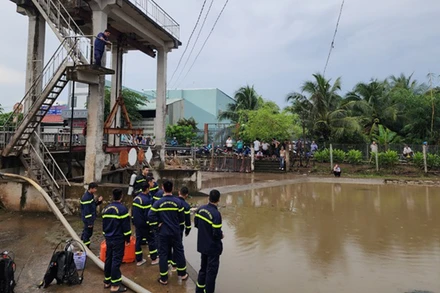 Lực lượng cứu hộ có mặt tại hiện trường để tìm kiếm nạn nhân.