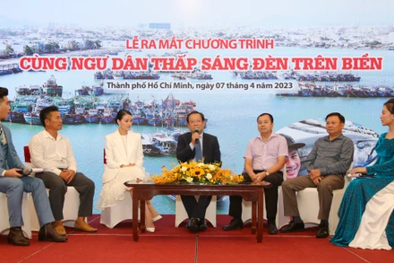 Các đại biểu giao lưu, trao đổi tại chương trình. 