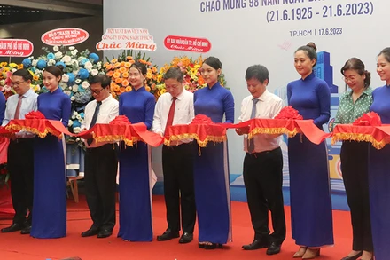 Các đại biểu thực hiện nghi thức khai mạc “Tuần lễ Sách của Người làm báo”.