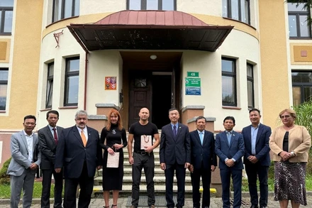 Đoàn công tác Đại sứ quán và lãnh đạo cộng đồng người Việt Nam tại Cộng hòa Séc, tỉnh Liberec chụp ảnh lưu niệm với lãnh đạo thành phố Chrastava và Ban quản lý cơ sở nơi các thiếu sinh quân Việt Nam từng sinh sống và học tập giai đoạn 1956-1960. (Ảnh: Ngọc Biên/TTXVN)