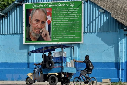 Hình ảnh lãnh tụ Fidel Castro trên đường phố Habana, Cuba. (Ảnh: AFP/TTXVN)