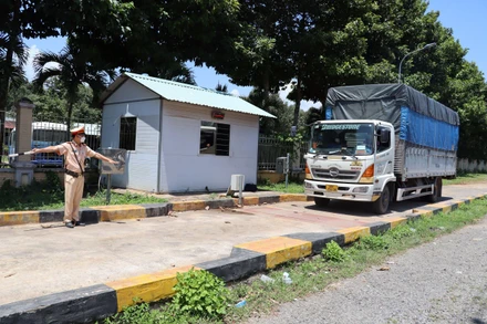 Kiểm tra tải trọng xe tải tại Trạm Cảnh sát giao thông Suối Tre. (Ảnh minh họa)