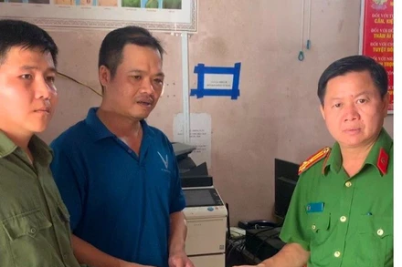 Lãnh đạo Công an thị xã Cai Lậy thăm hỏi, động viên và tặng quà cho 2 đồng chí bị thương trong quá trình tuần tra kiểm soát. 