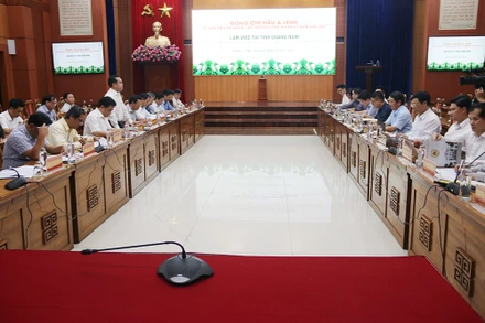 Quang cảnh buổi làm việc.