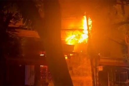 Căn nhà bốc cháy dữ dội trong đêm.(Ảnh: Cắt từ video)