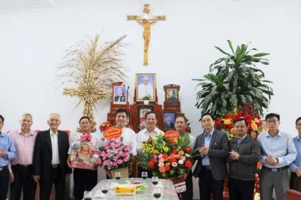 Đoàn công tác Ủy ban Mặt trận Tổ quốc, Ủy ban Đoàn kết công giáo, Sở Nội vụ tỉnh Bắc Giang thăm, chúc mừng Lễ phục sinh các chức sắc, chức việc tại Giáo xứ Tiên Lục (Lạng Giang). (Ảnh: ANH NGỌC)