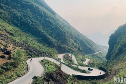 Với những cung đường ngoạn mục và cảnh sắc thiên nhiên hoang sơ, hùng vĩ, Hà Giang đem đến những trải nghiệm khó quên cho bất cứ "phượt thủ" nào một khi đặt chân tới. (Ảnh: NGỌC BÍCH)