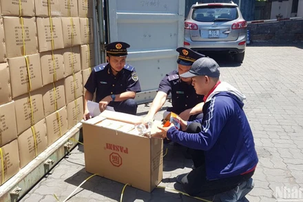 Lực lượng Hải quan Thành phố Hồ Chí Minh kiểm tra hàng hóa tại Cảng Cát Lái (thành phố Thủ Đức, Thành phố Hồ Chí Minh).